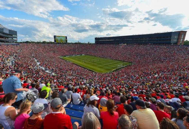 a-massive-crowd-watch-liverpool-v-man-utd-in-michigan-1532829520_656x450.jpg